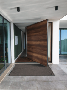 choisir-une-porte-pivotante-pour-son-entree
